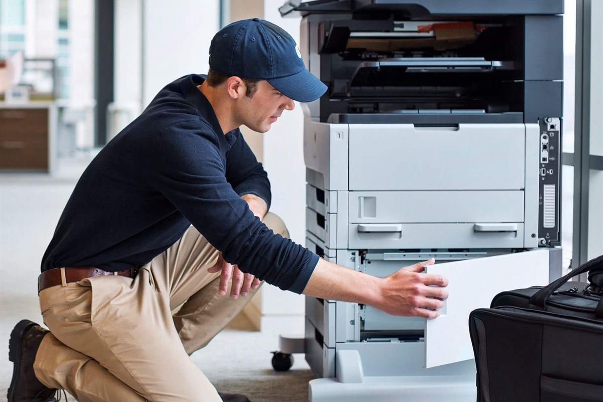 Técnico de Okinet brindando soporte a un equipo multifunción